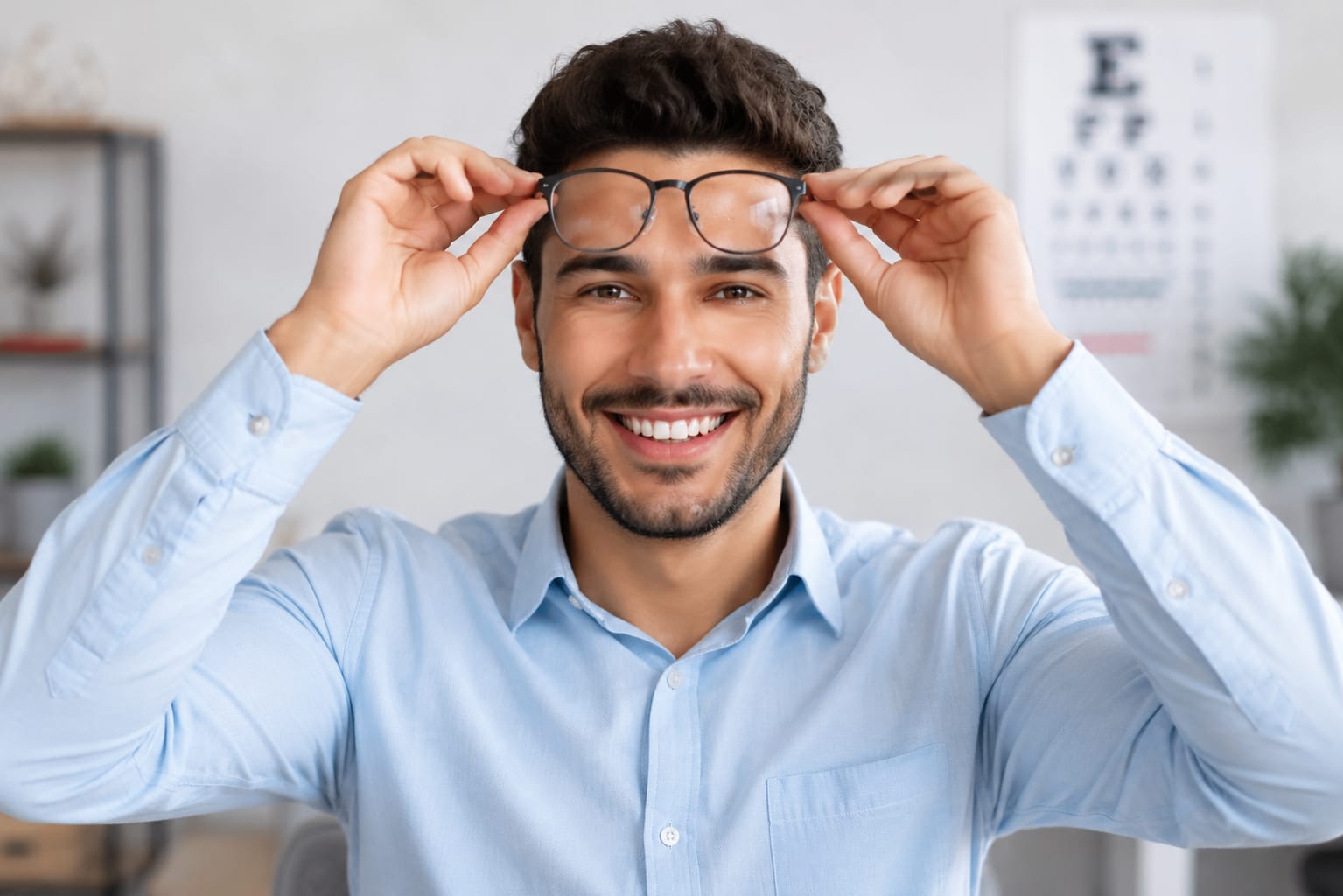 Examen des lunettes de vue avec le Dr Yassine à Errachidia